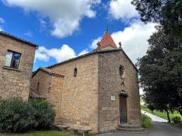Fontanero Aguilar de Segarra calle con casas históricas y fontanero revisando cañerías callejeras
