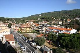 Fontanero Aiguafreda calle pintoresca con casas de piedra tradicionales y fontanero acercándose en furgoneta blanca