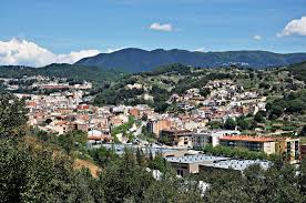 Fontanero Arenys de Munt calle empedrada con casas tradicionales y montaña al fondo
