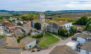Fontanero Avinyonet del Penedès calle con casas tradicionales y paisaje vinícola de fondo