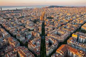 Fontanero Barcelone en una calle estrecha del Barrio Gótico con arquitectura medieval distintiva.