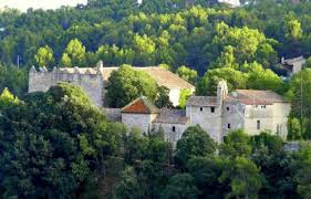Fontanero Cabrera d'Anoia en calle pintoresca con casas de piedra y montañas al fondo