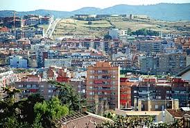 Vista panorámica de Canovelles con calles tranquilas y servicios de fontanero Canovelles en un entorno urbano acogedor