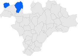 Fontanero Castellcir, calle tranquila con casas de piedra y vegetación típica del pueblo catalán.