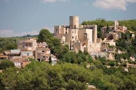 Fontanero Castellet i la Gornal, calle de edificios históricos y encantadoras plazas locales.