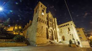 Fontanero Cervelló reparación en calle con edificios históricos y paisaje urbano característico del centro.