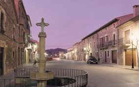 Vista de calle empedrada en Collsuspina, ideal para encontrar Fontanero Collsuspina con arquitectura histórica.