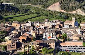 Fontanero Copons: calle empedrada y casas de piedra en el casco antiguo, con encanto rural típico catalán.