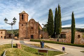 Fontanero El Brull: calle empedrada con casas de piedra en el casco histórico de El Brull.