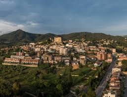 Fontanero El Papiol vista al castillo local, calles empedradas y paisaje urbano típico del pueblo.