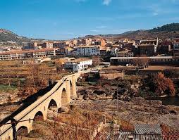 Fontanero El Pont de Vilomara i Rocafort, calle estrecha con edificios tradicionales y paisaje urbano típico.