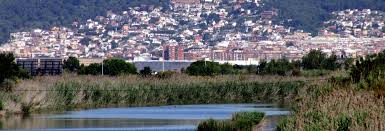 Fontanero El Prat de Llobregat, calle con edificios modernos y fontanería eficiente en el centro urbano