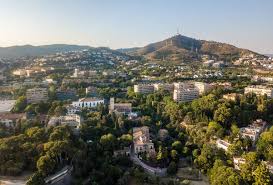Fontanero Esplugues de Llobregat: vista de una calle con edificios modernos y espacios verdes en Esplugues