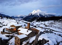 Fontanero Gisclareny; vista de calle empedrada y casas tradicionales rodeadas de montañas en un tranquilo pueblo catalán