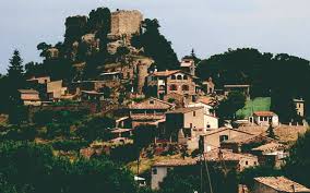 Fontanero Granera: vista de calles empedradas y casas rústicas típicas del pintoresco pueblo catalán