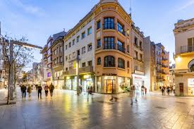 Fontanero Granollers: Calle histórica con arquitectura modernista y fontanería en acción en Granollers