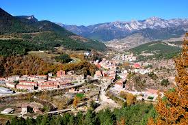 Fontanero Guardiola de Berguedà calle empedrada con montañas al fondo y casco histórico distintivo