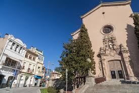 Fontanero La Garriga, vista del centro histórico con sus mosaicos modernistas y las montañas de fondo.