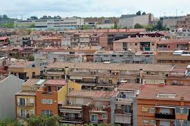 Fontanero Les Franqueses del Vallès: calle con casas de piedra y tiendas locales en Les Franqueses del Vallès