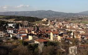 Fontanero Lliçà d'Amunt plaza céntrica con fuente y edificios históricos en el fondo