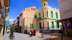 Fontanero Malgrat de Mar, calle adoquinada con locales históricos y paisaje costero de la ciudad catalana.