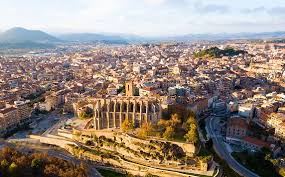 Fontanero Manresa en acción junto a la emblemática basílica de Santa María en pleno centro histórico de Manresa