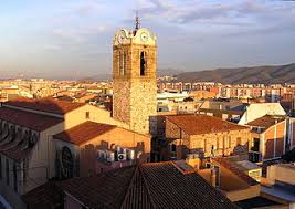 Fontanero Mollet del Vallès calle típica con edificios modernos y montañas al fondo día soleado ciudad catalana