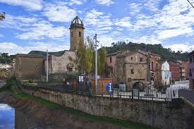Fontanero Monistrol de Calders, calle céntrica con arquitectura clásica y negocios locales vibrantes