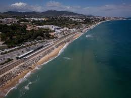 Fontanero Montgat: vista de la playa de Montgat con el característico paseo marítimo y edificios cercanos.