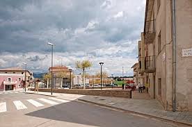Vista del centro de Montmajor con fontanero local trabajando en una casa de piedra típica, Fontanero Montmajor.