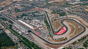 Fontanero Montmeló, calle de Montmeló con edificios residenciales y fontanero trabajando en una reparación exterior.