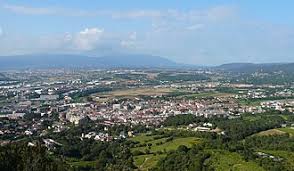 Vista de una calle de Montornès del Vallès, ideal para encontrar un fontanero local disponible.