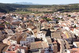 Fontanero Navarcles vista de calle con arquitectura catalana tradicional y tuberías expuestas en fachadas.