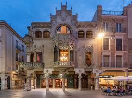 Fontanero Navàs reparando tuberías en una calle estrecha con edificios históricos del centro de Navàs, Cataluña.