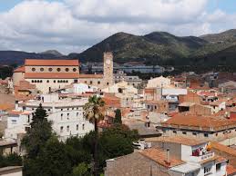 Fontanero Olesa de Montserrat calle típica con edificios históricos y montañas de fondo