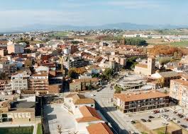 Fontanero Parets del Vallès calle con edificios históricos y fontanería local cercana a la Plaza Doctor Trueta