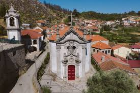 Fontanero Perafita: vista de calle empedrada con casas de piedra tradicionales en el centro del pueblo.
