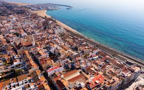 Fontanero Premià de Mar: Vista de la iglesia de Sant Cristòfol en una calle pintoresca del centro histórico.