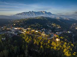 Fontanero Rellinars, vista de calle con casas rurales y entorno natural típico de este pintoresco pueblo.