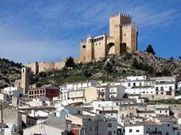 Vista de la iglesia parroquial en Rubió, contexto para Fontanero Rubió: arquitectura típica y entorno sereno.