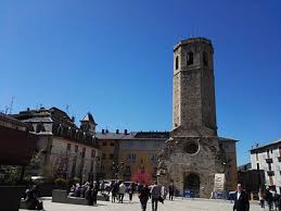 Fontanero Sagàs: vista panorámica de una calle tranquila con arquitectura tradicional y entorno montañoso.