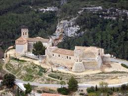 Fontanero San Martín Sarroca calle empedrada con casas rústicas y fuente central típica del pueblo catalán