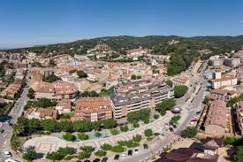 Fontanero Sant Andreu de Llavaneres vista de calle con casas típicas y vegetación mediterránea en día soleado