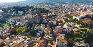 Fontanero Sant Boi de Llobregat en calle con vistas a la iglesia Sant Baldiri en un típico barrio urbano catalán