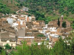 Fontanero Sant Climent de Llobregat, calle con casas rurales típicas y montañas al fondo