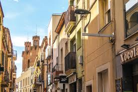 Fontanero Sant Esteve Sesrovires calle tranquila con casas tradicionales y montañas al fondo