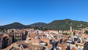 Fontanero Sant Feliu de Codines calle con casas de piedra y la iglesia parroquial al fondo frente a la plaza central