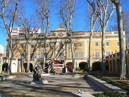 Vista de la calle comercial de Sant Feliu de Llobregat, ideal para encontrar un fontanero local.