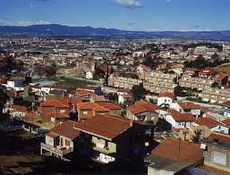 Fontanero Sant Fost de Campsentelles calle céntrica con edificios y árboles, ambiente urbano tranquilo