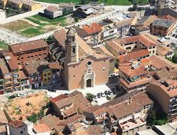 Fontanero Sant Hipòlit de Voltregà en calle pintoresca con edificios históricos y ambiente local acogedor